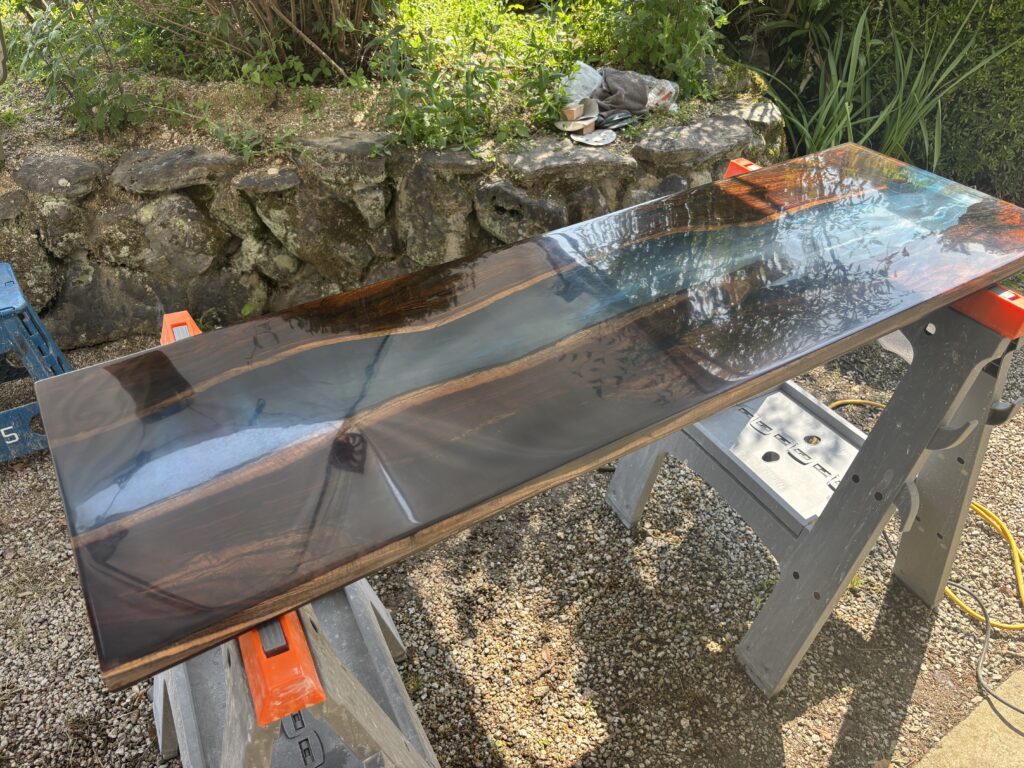 完成直前のパリサンダーレジンテーブル全景と屋外アトリエ風景