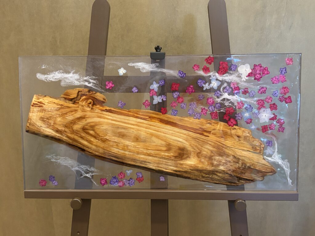 天然木と花を透明レジンに閉じ込めたアート作品。帝国ホテル大阪の展示会で展示されたレジンアート。