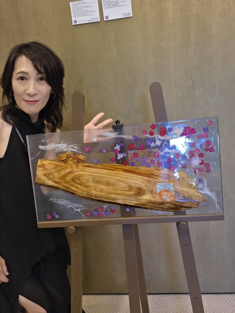 帝国ホテル大阪で展示されたNAOKO KAWAIさんのレジンアート作品。天然木と花を閉じ込めた透明感のあるアート作品。